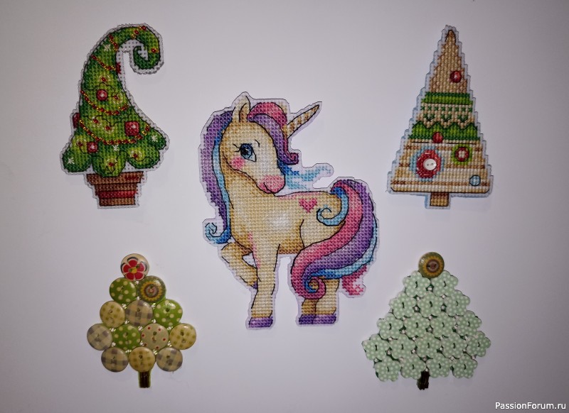 Лошадка-единорожка. Вышивка.