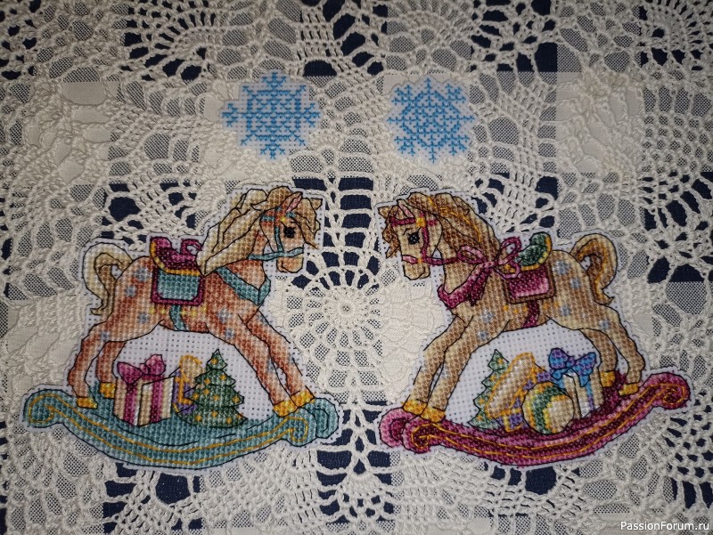 Лошадка-игрушка на новогоднюю ёлочку