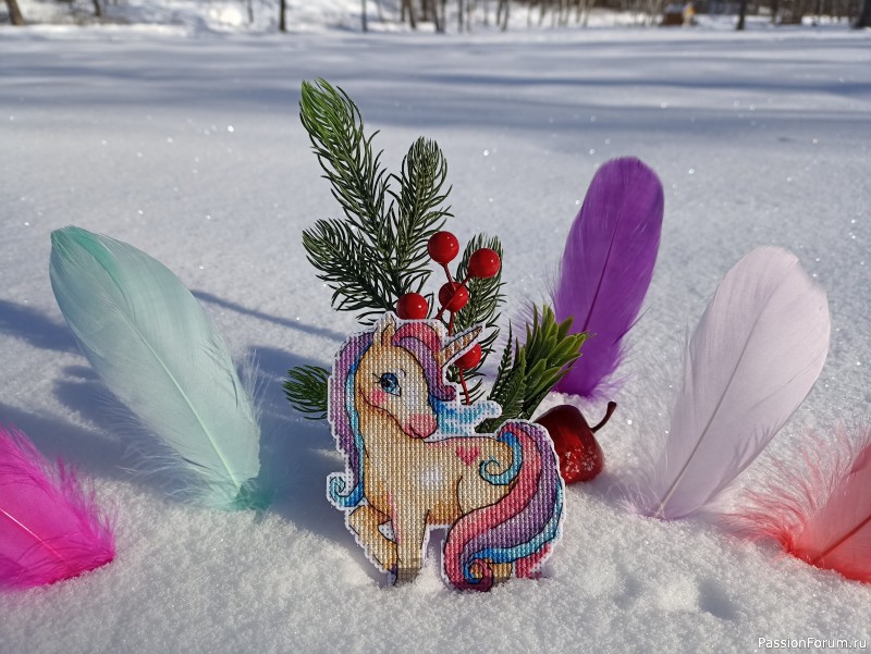 Лошадка-единорожка. Вышивка.