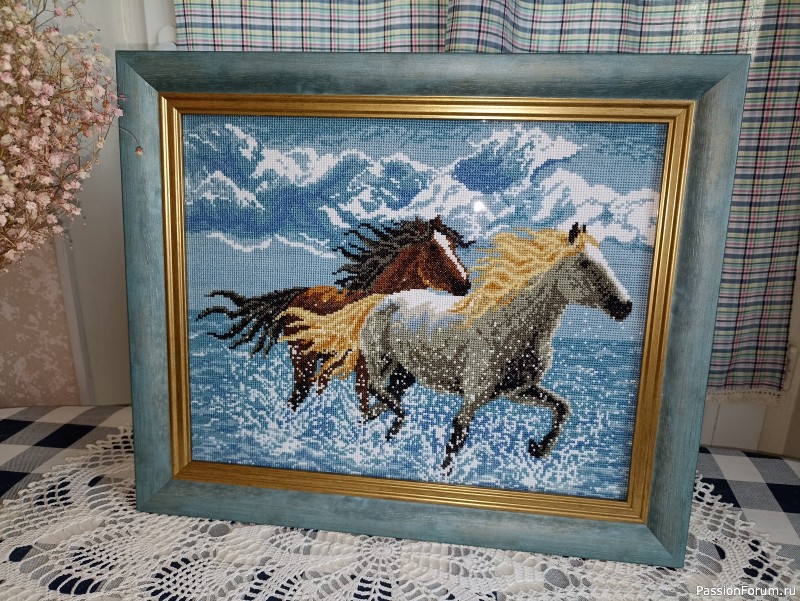 "Бегущие лошади". Вышитая картина