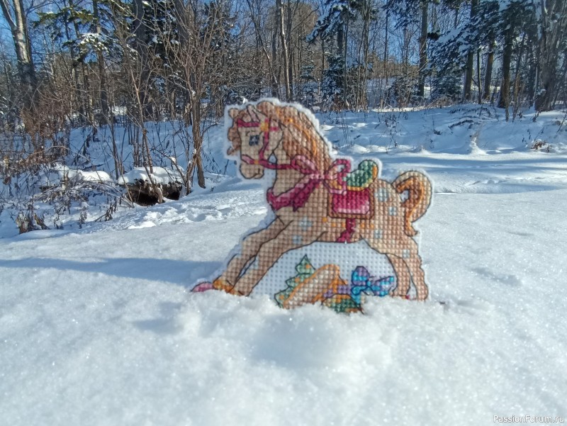 Лошадка-игрушка на новогоднюю ёлочку