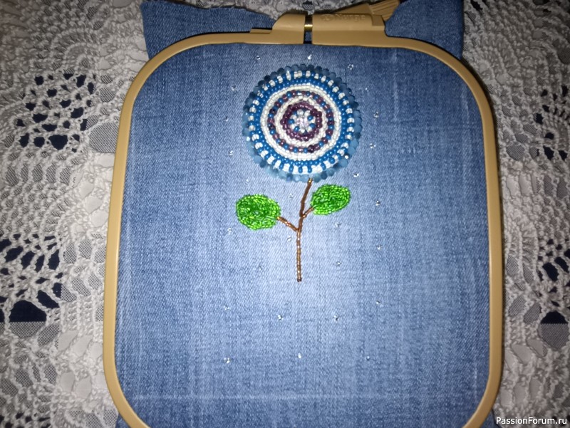Очечник из джинсовой ткани с вышивкой