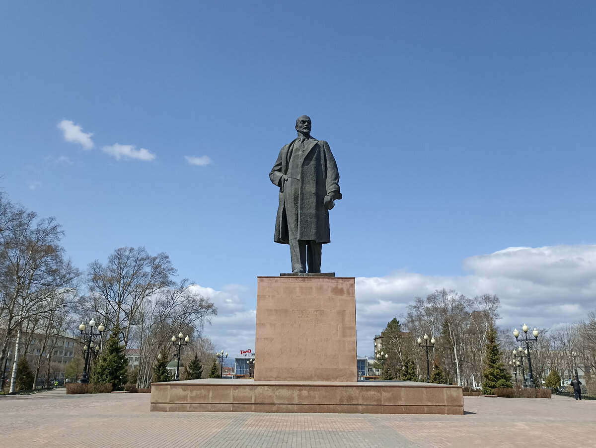 Южно-Сахалинск. Привокзальная площадь. Сквер Чехова.