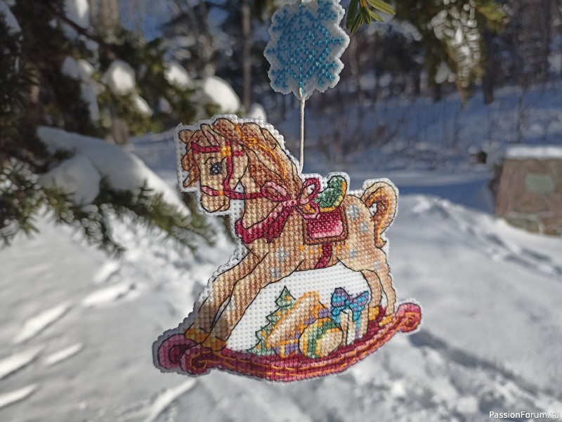 Лошадка-игрушка на новогоднюю ёлочку