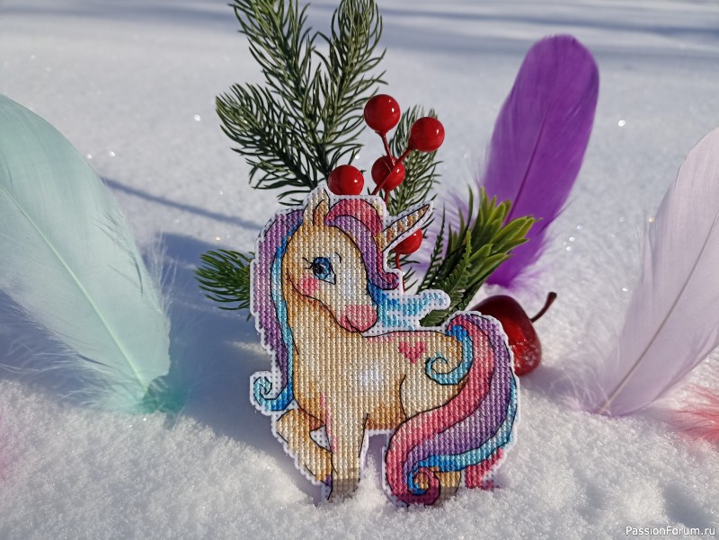Лошадка-единорожка. Вышивка.
