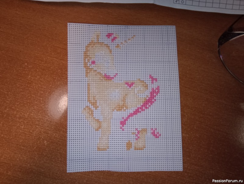 Лошадка-единорожка. Вышивка.