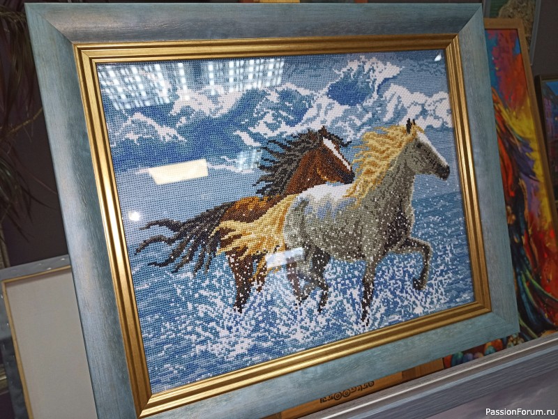 "Бегущие лошади". Вышитая картина