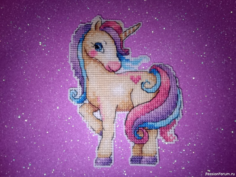 Лошадка-единорожка. Вышивка.