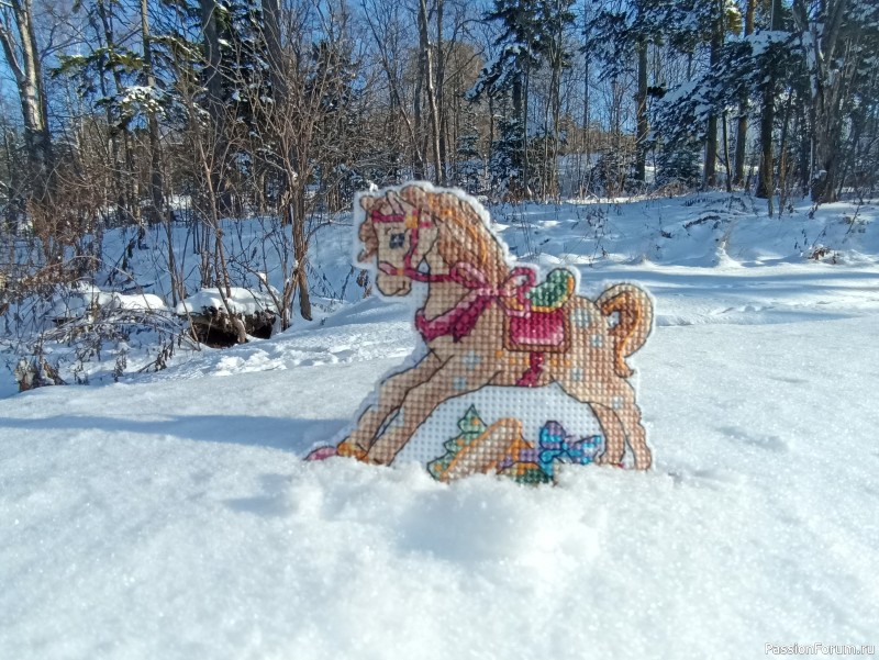 Лошадка-игрушка на новогоднюю ёлочку