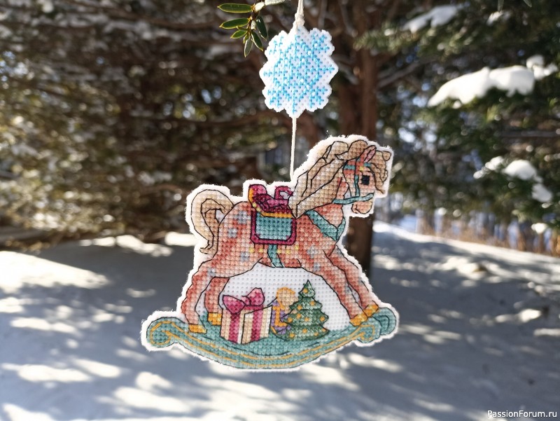 Лошадка-игрушка на новогоднюю ёлочку