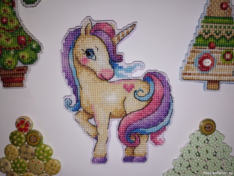 Лошадка-единорожка. Вышивка.