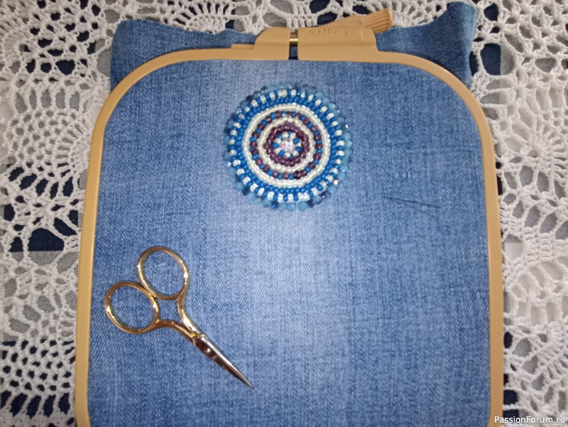 Очечник из джинсовой ткани с вышивкой