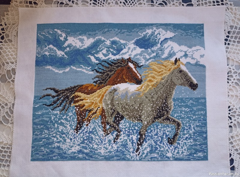 "Бегущие лошади". Вышитая картина