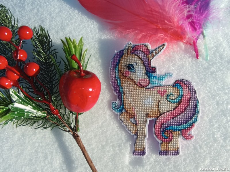 Лошадка-единорожка. Вышивка.