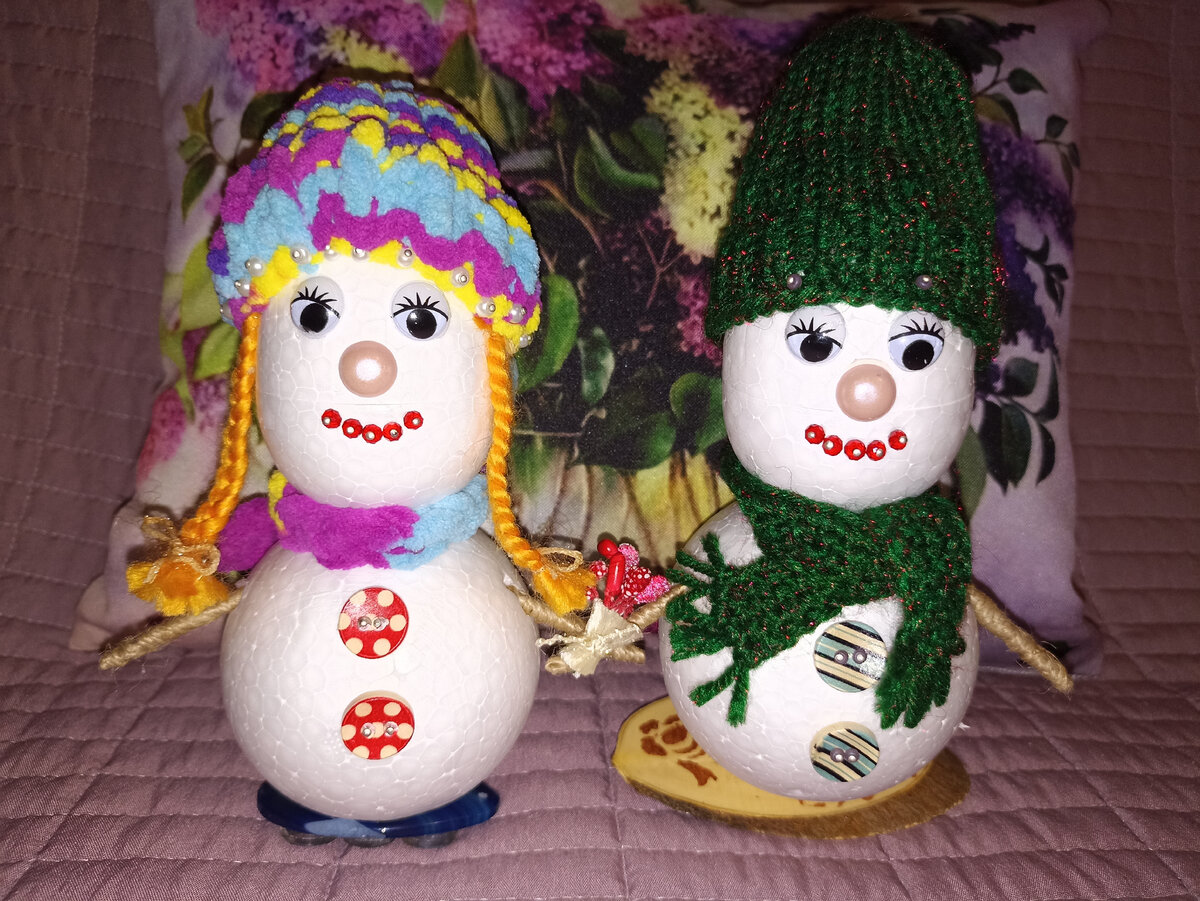 Снеговики из пенопластовых шаров. Фото автора.