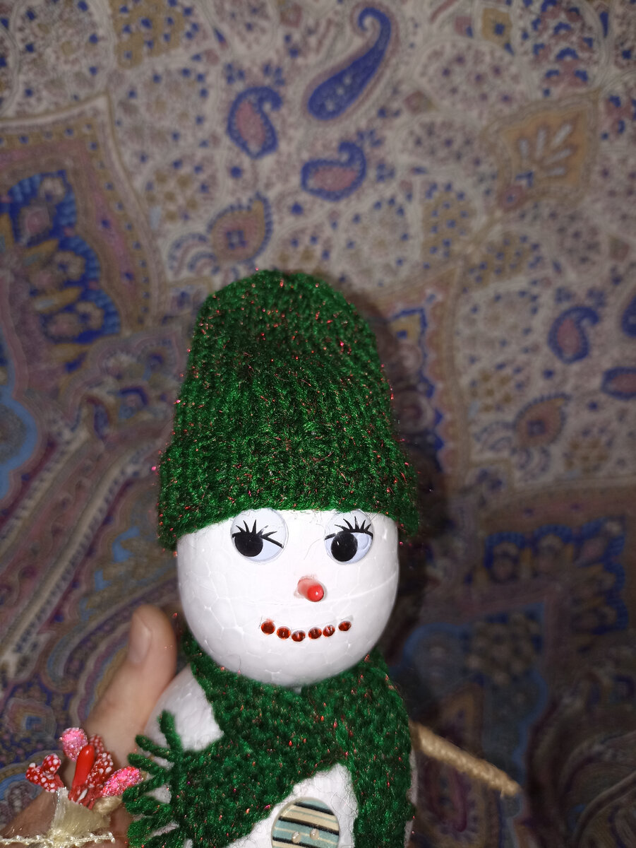 Снеговик из пенопластовых шаров. Фото автора.