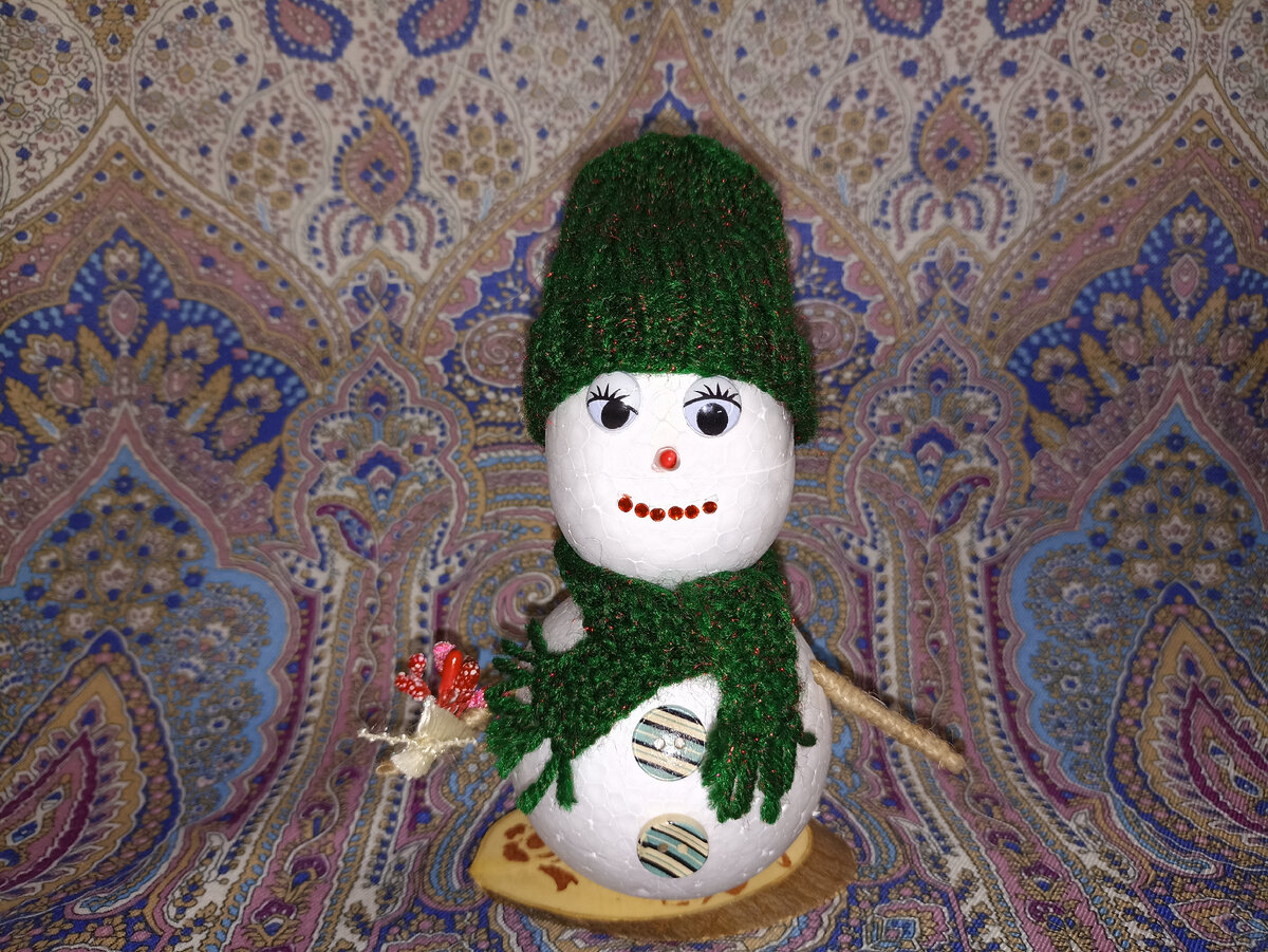Снеговик из пенопластовых шаров. Фото автора.