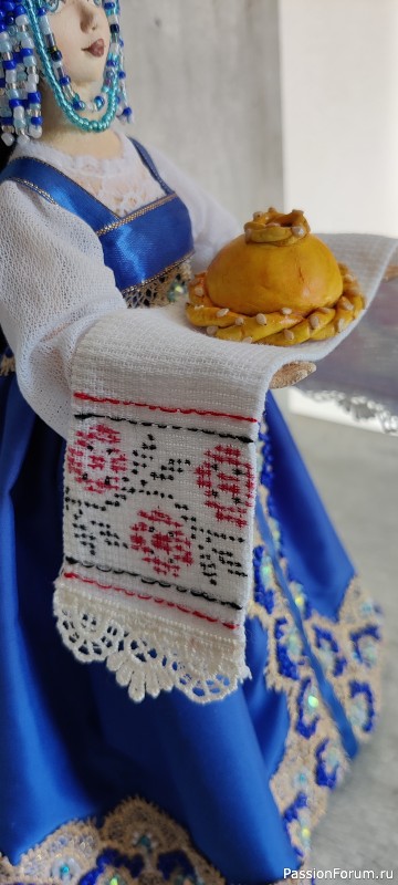 Русская красавица с караваем