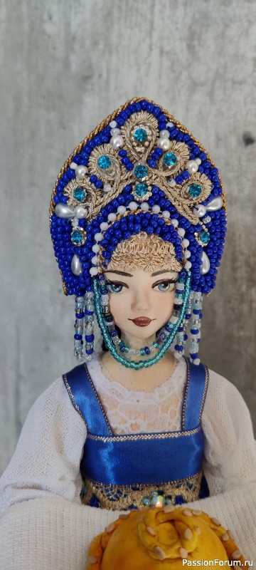 Русская красавица с караваем