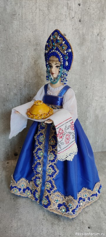 Русская красавица с караваем