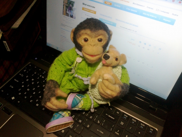 Обезьянка - шимпанзе Френси со своим щенком Френдом