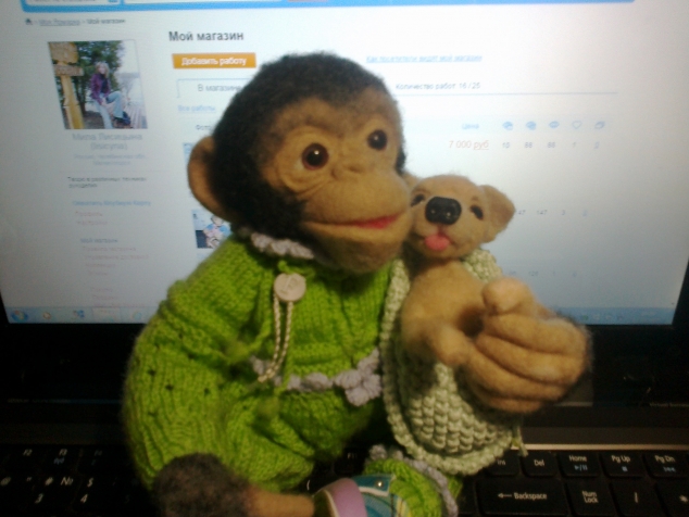 Обезьянка - шимпанзе Френси со своим щенком Френдом