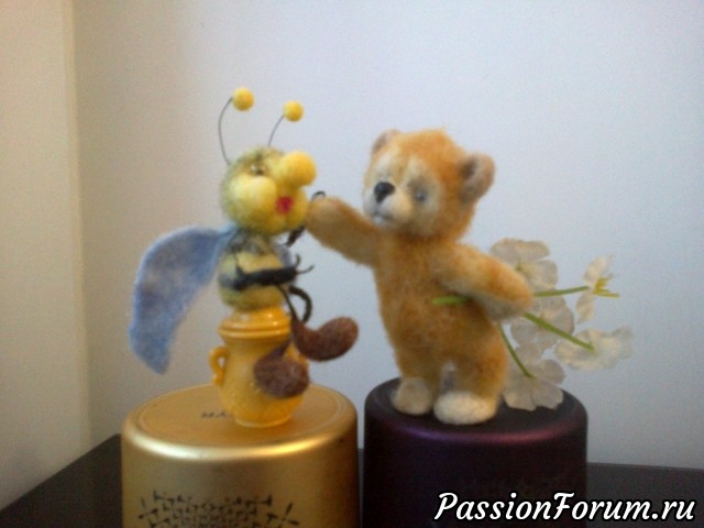 Медвежонок Топтыжкин с пчелкой или "Мишкины пчелы"