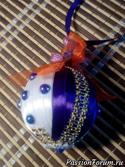 Игрушка украшение на ёлку новогодний шар из атласных лент своими руками.