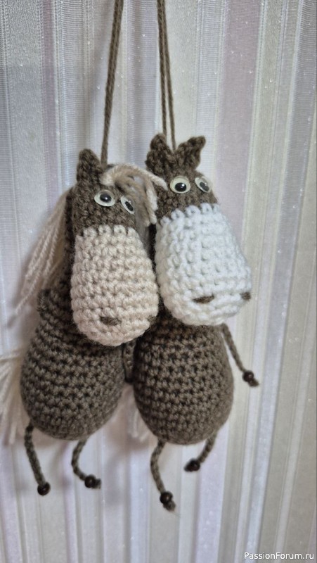 Лошадки символ 2026 года крючком