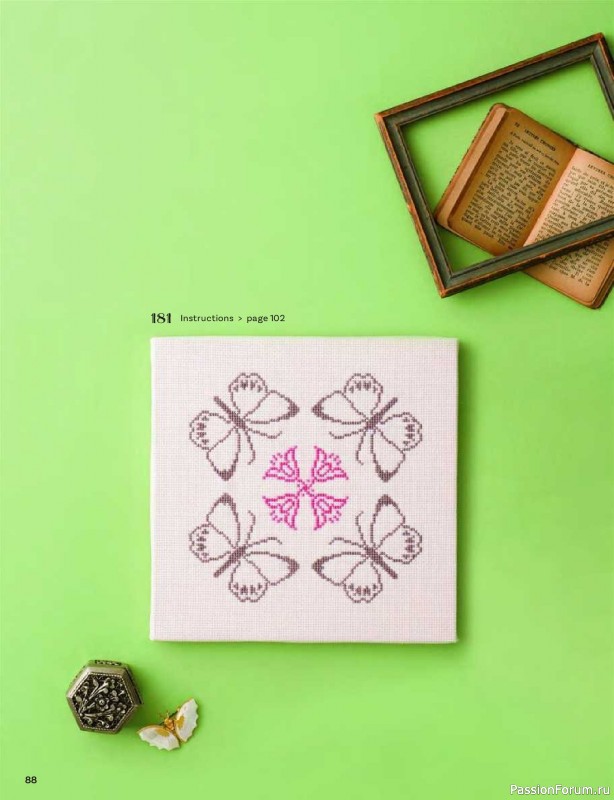 Вязаные проекты в книге &laquo;200 Japanese Cross Stitch Designs&raquo;.