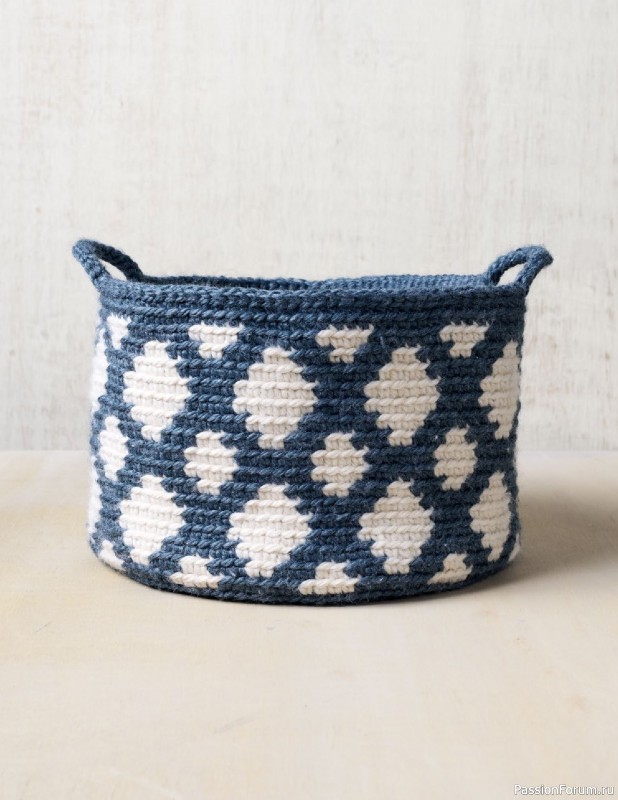 Вязаные проекты в книге «Modern Guide to Colorwork Crochet».