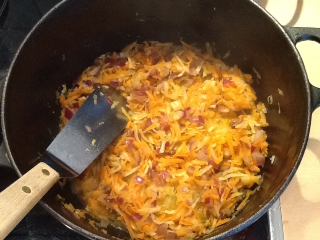 Сыпчик из плавленного сырка и зелёного горошка.