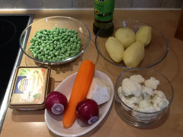 Сыпчик из плавленного сырка и зелёного горошка.