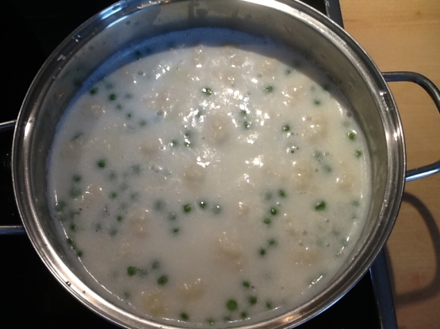 Сыпчик из плавленного сырка и зелёного горошка.