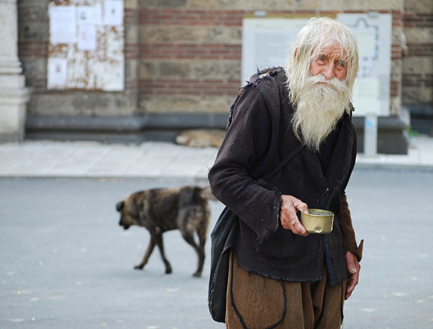 Дедушка Добри (98-летний нищий благотворитель)