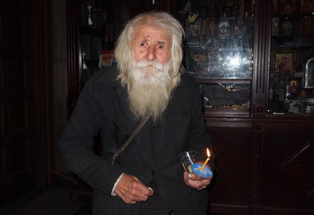 |
*** 98-летний святой не касается ни одной копейки из денег, которые ему подают. Он живет на свою пенсию в 100 евро в месяц, а также на неденежные подаяния в виде фруктов и хлеба. Дедушка Добри помогает и многим другим, например, он оплатил коммунальные счета детского дома, оказавшегося на грани отключения тепла и света. Кроме того он помогает бездомным. Но о всех добрых делах дедушки Добри мы никогда не узнаем, потому что он никогда о них не говорит. |
*** 98-летний святой не касается ни одной копейки из денег, которые ему подают. Он живет на свою пенсию в 100 евро в месяц, а также на неденежные подаяния в виде фруктов и хлеба. Дедушка Добри помогает и многим другим, например, он оплатил коммунальные счета детского дома, оказавшегося на грани отключения тепла и света. Кроме того он помогает бездомным. Но о всех добрых делах дедушки Добри мы никогда не узнаем, потому что он никогда о них не говорит.