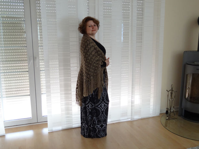 Коричневая шаль крючком.