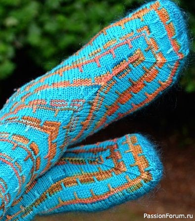 Вязаные спицами носки необычной конструкции