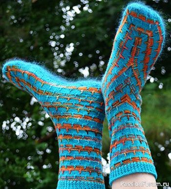Вязаные спицами носки необычной конструкции