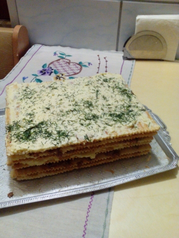 Второй слой-прожаренный с луком и морковью свино-говяжий фарш(можно куриный или из индейки)Также взбила в блендере,без майонеза.И чередовала все коржи из двух начинок.Можно было еще приготовить грибной фарш,но у меня грибов в запасе не было. Второй слой-прожаренный с луком и морковью свино-говяжий фарш(можно куриный или из индейки)Также взбила в блендере,без майонеза.И чередовала все коржи из двух начинок.Можно было еще приготовить грибной фарш,но у меня грибов в запасе не было.