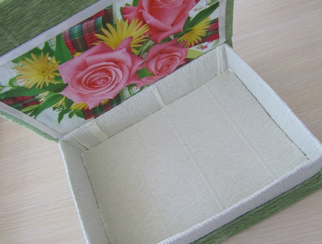 Подарочная коробка "Книга " с букетом из конфет.