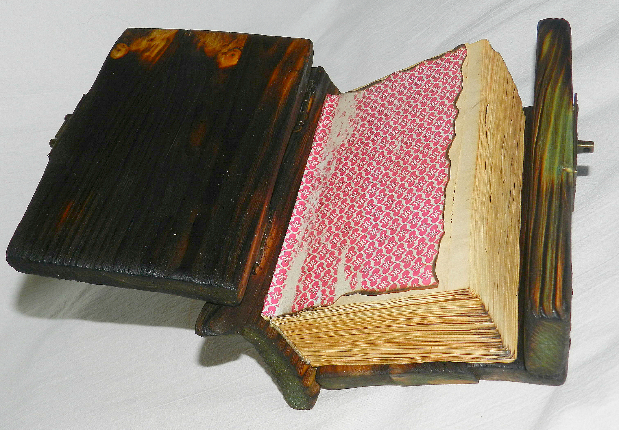 Толстая старая книга. Самая Старая книга в мире. Самые древние книги в мире. Палитра старой книги. Старинная книга рейки.