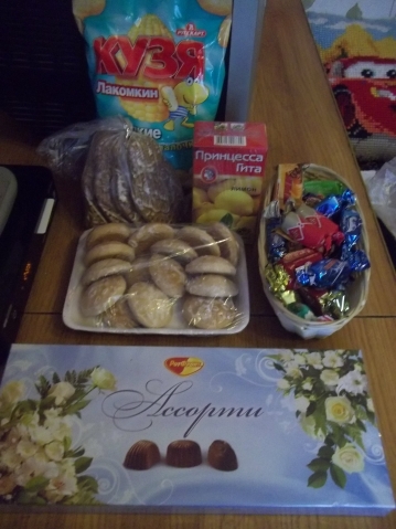 Конечно же чай и сладости, которых к концу дня уже не было. У нас все сладкоежки Конечно же чай и сладости, которых к концу дня уже не было. У нас все сладкоежки