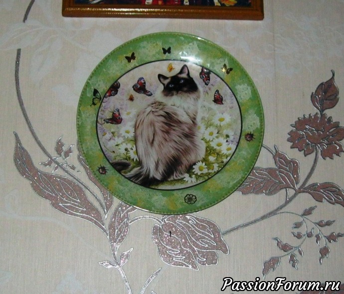 Продам тарелку декоративную "Кошечка и бабочки"