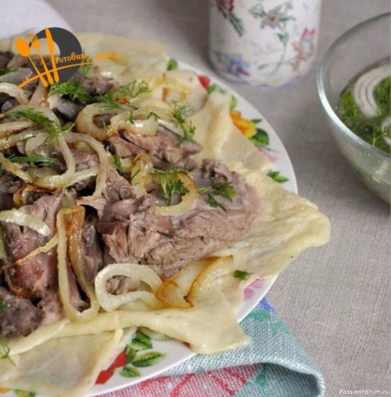 Ƃешбармак с баранинoй и жареным лyкoм