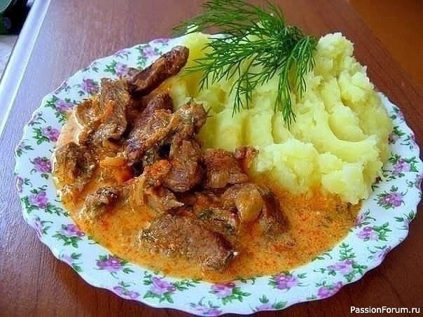 Гуляш с подливой и картофельным пюре родом из детства