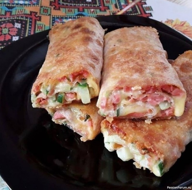 Горячий рулет из лаваша: хрустящий снаружи, тягучий внутри