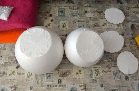 Снеговик из пенопластовых шариков :)