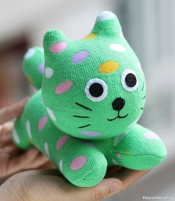 Игривые котики из носков