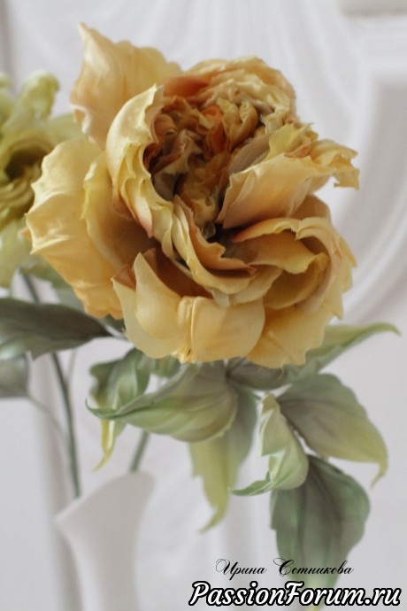 Золотая роза из шелка в стиле Somebana . Шелковая флористика, ручная работа.